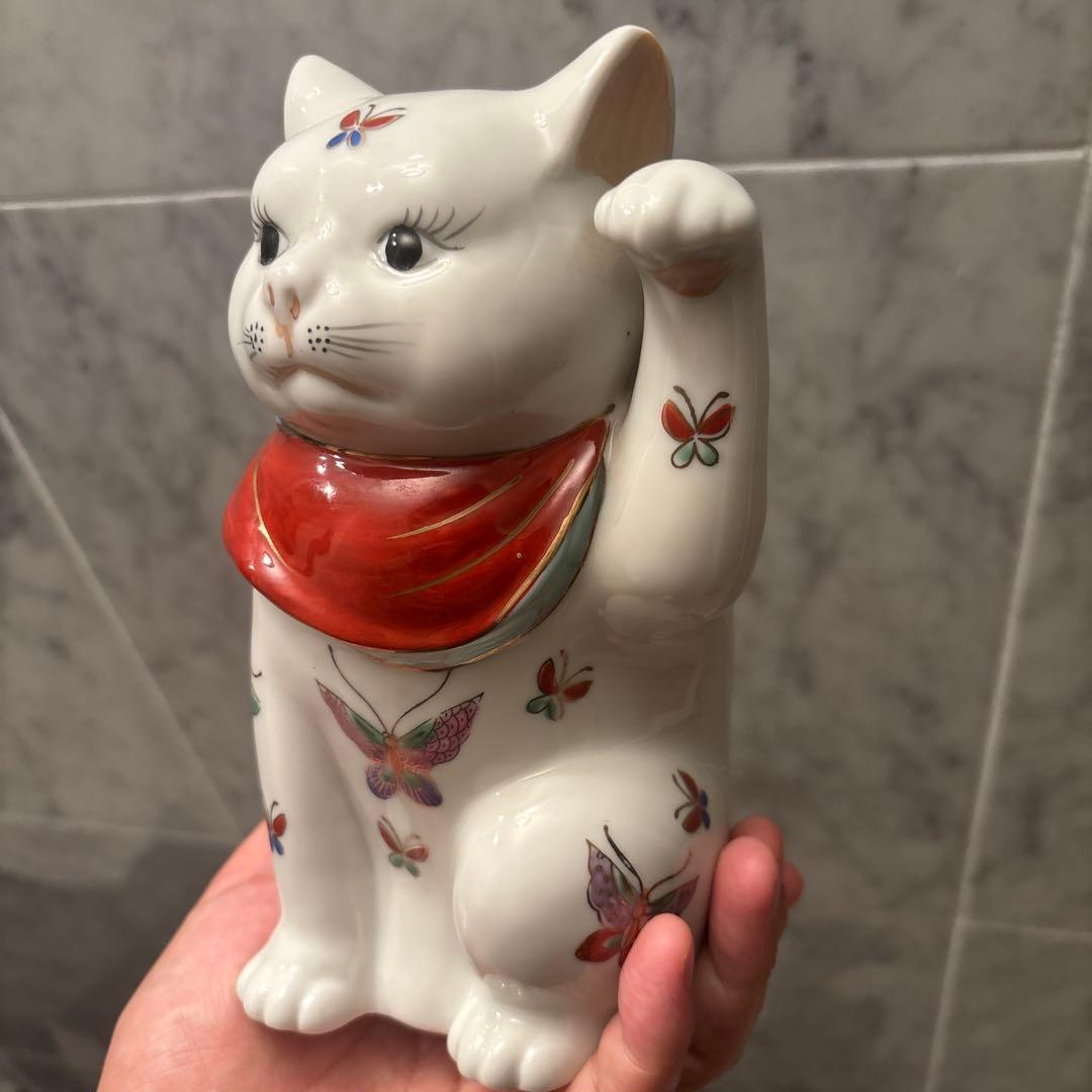 アンティーク作家さんもの瞳が神秘的でまつ毛、体の色彩豊かな蝶々が美しい招き猫